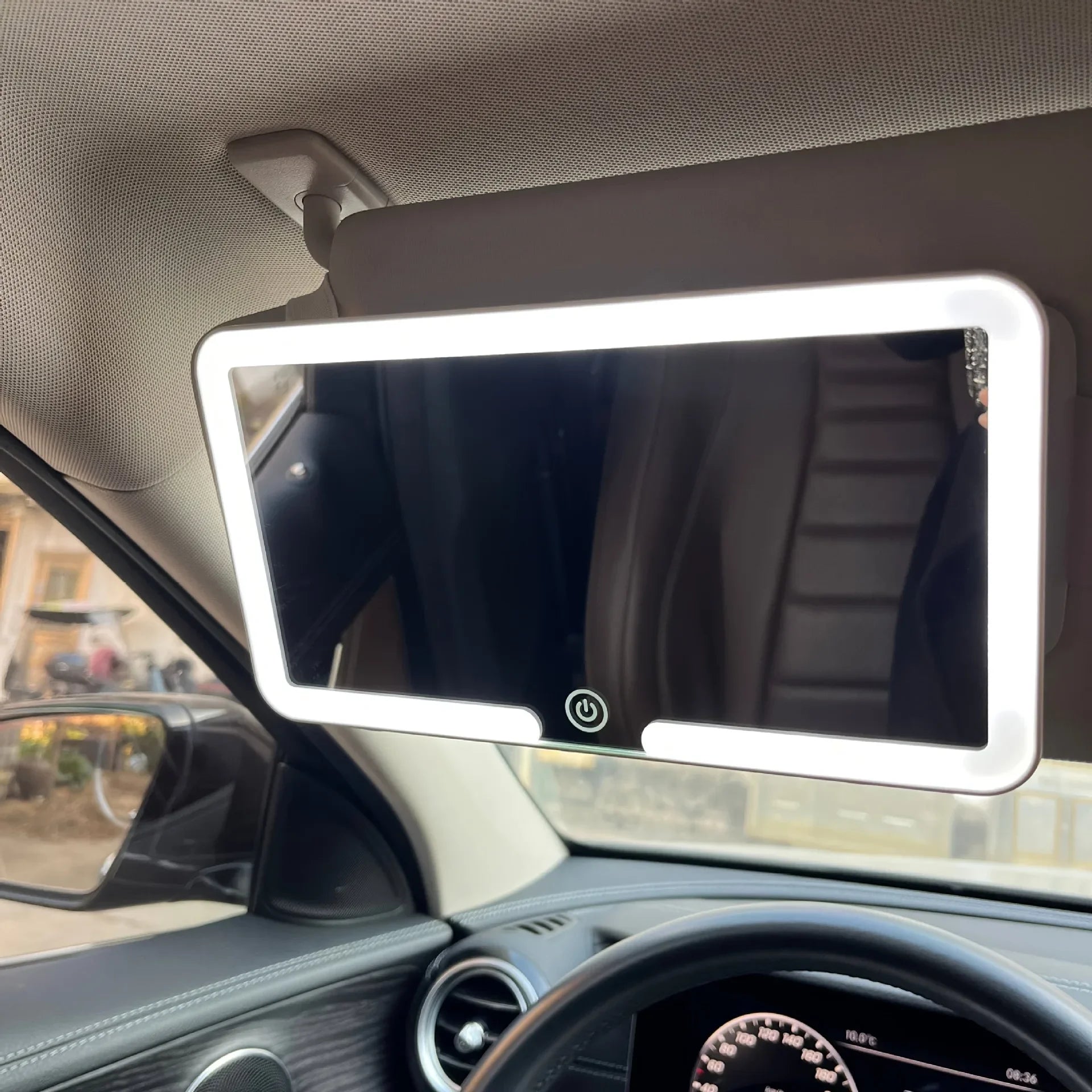 Miroir de pare-soleil LED allumé dans l'habitacle d'une voiture